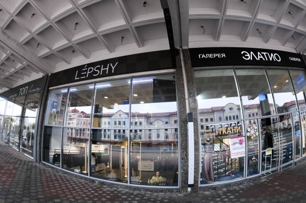 Глеб опять всплыл в компании людоедов: вместе с Басковым заценил барахло от Лукашенко, но, похоже, не очень хотел попадать на фото