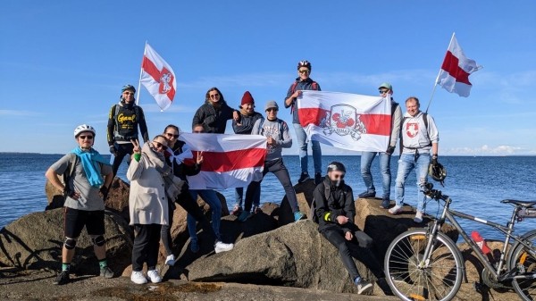 Беларусы па ўсім свете ўдарна правялі Дзень спартыўнай салідарнасці: падтрымалі Хамутоўскага, збіралі грошы палітвязням, Сныціна гуляла ў футбол Беларусы па ўсім свете ўдарна правялі Дзень спартыўнай салідарнасці: падтрымалі Хамутоўскага, збіралі грошы палітвязням, Сныціна гуляла ў футбол