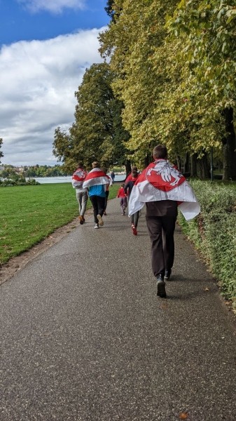 Беларусы па ўсім свете ўдарна правялі Дзень спартыўнай салідарнасці: падтрымалі Хамутоўскага, збіралі грошы палітвязням, Сныціна гуляла ў футбол Беларусы па ўсім свете ўдарна правялі Дзень спартыўнай салідарнасці: падтрымалі Хамутоўскага, збіралі грошы палітвязням, Сныціна гуляла ў футбол