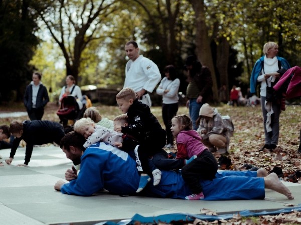 Беларусы па ўсім свете ўдарна правялі Дзень спартыўнай салідарнасці: падтрымалі Хамутоўскага, збіралі грошы палітвязням, Сныціна гуляла ў футбол Беларусы па ўсім свете ўдарна правялі Дзень спартыўнай салідарнасці: падтрымалі Хамутоўскага, збіралі грошы палітвязням, Сныціна гуляла ў футбол