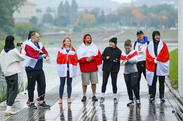 Беларусы па ўсім свете ўдарна правялі Дзень спартыўнай салідарнасці: падтрымалі Хамутоўскага, збіралі грошы палітвязням, Сныціна гуляла ў футбол Беларусы па ўсім свете ўдарна правялі Дзень спартыўнай салідарнасці: падтрымалі Хамутоўскага, збіралі грошы палітвязням, Сныціна гуляла ў футбол