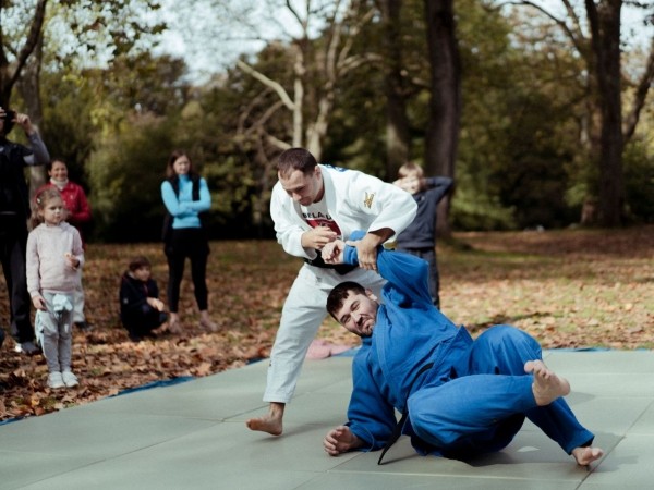 Беларусы па ўсім свете ўдарна правялі Дзень спартыўнай салідарнасці: падтрымалі Хамутоўскага, збіралі грошы палітвязням, Сныціна гуляла ў футбол Беларусы па ўсім свете ўдарна правялі Дзень спартыўнай салідарнасці: падтрымалі Хамутоўскага, збіралі грошы палітвязням, Сныціна гуляла ў футбол
