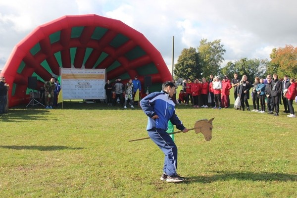 Недосекову приготовиться! В Гродненской области устроили свою Олимпиаду: бегали с лопатой, прыгали с капустой между ног и кидали картошкой в ведра Недосекову приготовиться! В Гродненской области устроили свою Олимпиаду: бегали с лопатой, прыгали с капустой между ног и кидали картошкой в ведра