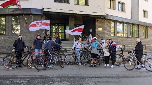 Беларусы па ўсім свете ўдарна правялі Дзень спартыўнай салідарнасці: падтрымалі Хамутоўскага, збіралі грошы палітвязням, Сныціна гуляла ў футбол Беларусы па ўсім свете ўдарна правялі Дзень спартыўнай салідарнасці: падтрымалі Хамутоўскага, збіралі грошы палітвязням, Сныціна гуляла ў футбол