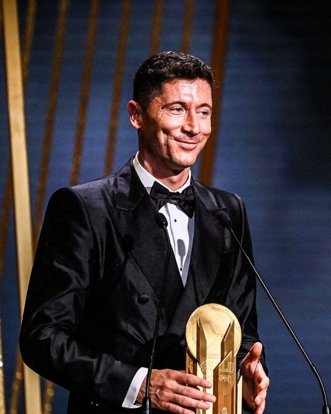 Футбол.  "Золотой мяч"-2022. Левандовски получил приз лучшему нападающему, Гави — лучшему молодому игроку
 