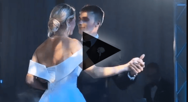 Свадьба Алимбековой и Смольского (которому не впервой): ведущий – друг Глеба, букет невесты в тротуар, танец молодых под дуэт, что распался, и ноль реакции коллег по сборной Свадьба Алимбековой и Смольского (которому не впервой): ведущий – друг Глеба, букет невесты в тротуар, танец молодых под дуэт, что распался, и ноль реакции коллег по сборной