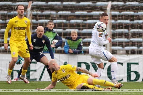 ФОТОФАКТ: "Динамо" обыграло футболистов "Шахтера" в матче 23-го тура чемпионата Беларуси ФОТОФАКТ: "Динамо" обыграло футболистов "Шахтера" в матче 23-го тура чемпионата Беларуси