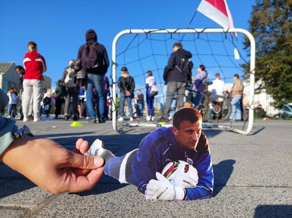 Беларусы па ўсім свете ўдарна правялі Дзень спартыўнай салідарнасці: падтрымалі Хамутоўскага, збіралі грошы палітвязням, Сныціна гуляла ў футбол Беларусы па ўсім свете ўдарна правялі Дзень спартыўнай салідарнасці: падтрымалі Хамутоўскага, збіралі грошы палітвязням, Сныціна гуляла ў футбол