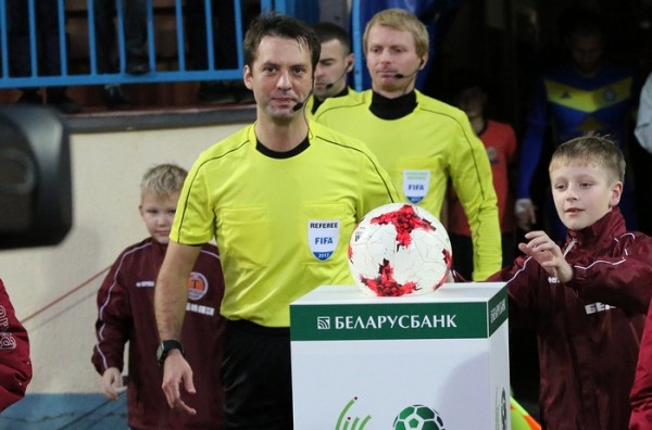 Футбол. Алексей Кульбаков первым из отечественных арбитров достиг отметки 300 матчей в высшей лиге
Футбол. Алексей Кульбаков первым из отечественных арбитров достиг отметки 300 матчей в высшей лиге