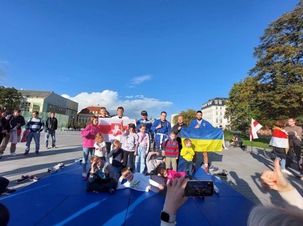 Беларусы па ўсім свете ўдарна правялі Дзень спартыўнай салідарнасці: падтрымалі Хамутоўскага, збіралі грошы палітвязням, Сныціна гуляла ў футбол Беларусы па ўсім свете ўдарна правялі Дзень спартыўнай салідарнасці: падтрымалі Хамутоўскага, збіралі грошы палітвязням, Сныціна гуляла ў футбол