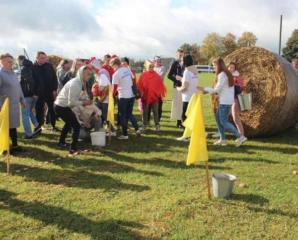 Недосекову приготовиться! В Гродненской области устроили свою Олимпиаду: бегали с лопатой, прыгали с капустой между ног и кидали картошкой в ведра Недосекову приготовиться! В Гродненской области устроили свою Олимпиаду: бегали с лопатой, прыгали с капустой между ног и кидали картошкой в ведра