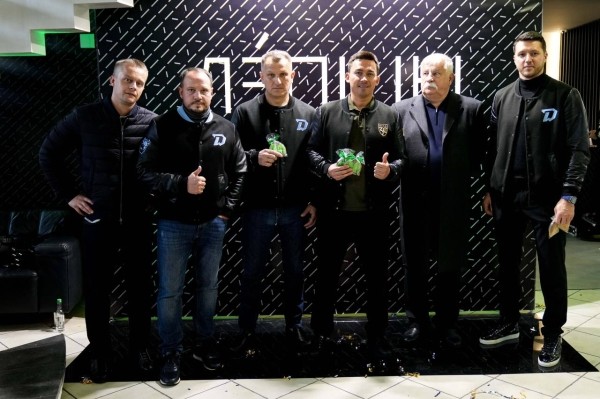 Глеб опять всплыл в компании людоедов: вместе с Басковым заценил барахло от Лукашенко, но, похоже, не очень хотел попадать на фото