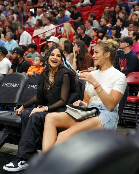 Теннис.  Арина Соболенко посмотрела матч "Майами Хит" в компании доминиканской певицы Наташи Натти
 