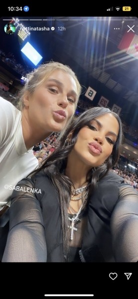 Теннис.  Арина Соболенко посмотрела матч "Майами Хит" в компании доминиканской певицы Наташи Натти
 