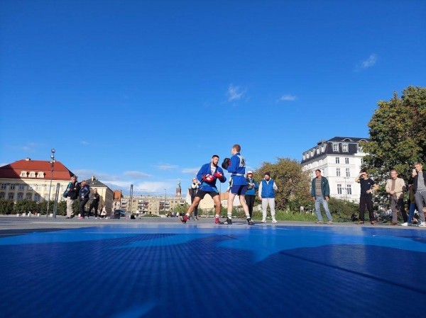 Беларусы па ўсім свете ўдарна правялі Дзень спартыўнай салідарнасці: падтрымалі Хамутоўскага, збіралі грошы палітвязням, Сныціна гуляла ў футбол Беларусы па ўсім свете ўдарна правялі Дзень спартыўнай салідарнасці: падтрымалі Хамутоўскага, збіралі грошы палітвязням, Сныціна гуляла ў футбол