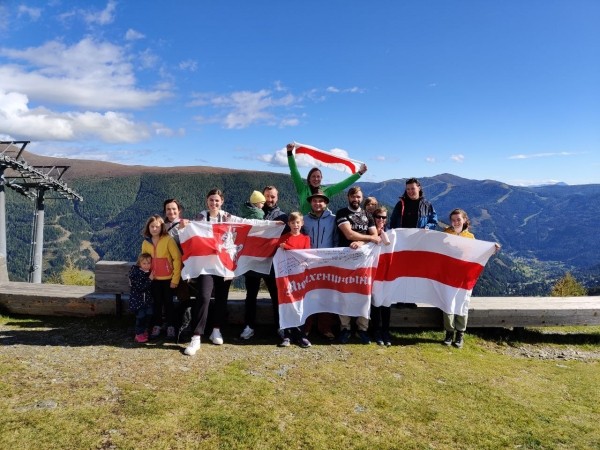 Беларусы па ўсім свете ўдарна правялі Дзень спартыўнай салідарнасці: падтрымалі Хамутоўскага, збіралі грошы палітвязням, Сныціна гуляла ў футбол Беларусы па ўсім свете ўдарна правялі Дзень спартыўнай салідарнасці: падтрымалі Хамутоўскага, збіралі грошы палітвязням, Сныціна гуляла ў футбол