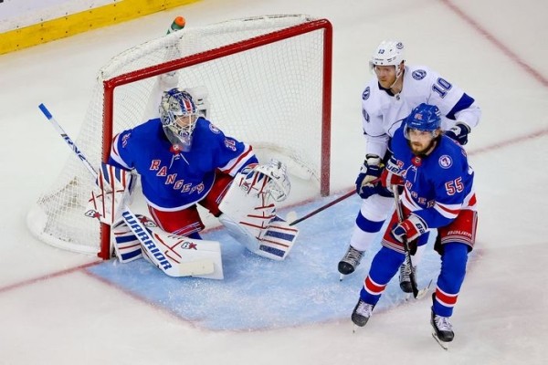 Хоккей.  НХЛ. "Тампа" и "Лос-Анджелес" начали чемпионат с поражений
 