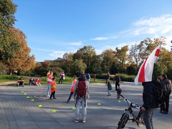 Беларусы па ўсім свете ўдарна правялі Дзень спартыўнай салідарнасці: падтрымалі Хамутоўскага, збіралі грошы палітвязням, Сныціна гуляла ў футбол Беларусы па ўсім свете ўдарна правялі Дзень спартыўнай салідарнасці: падтрымалі Хамутоўскага, збіралі грошы палітвязням, Сныціна гуляла ў футбол