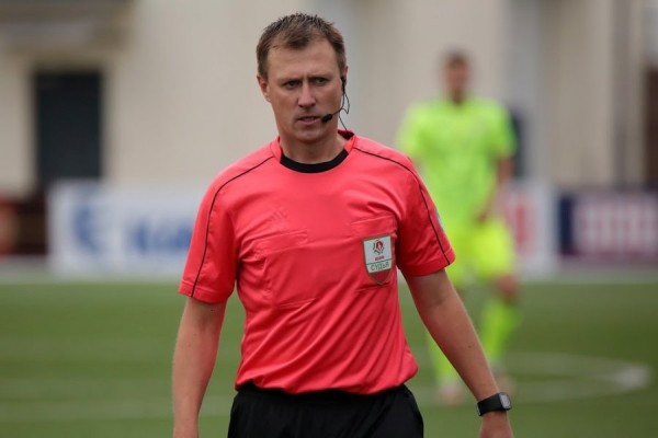 Футбол.  Главный арбитр Дмитрий Доля потерял сознание во время матча БАТЭ — "Динамо" Брест. Его увезла "скорая"
  