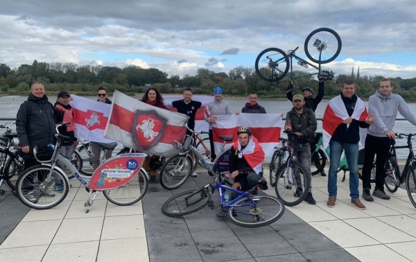 Беларусы па ўсім свете ўдарна правялі Дзень спартыўнай салідарнасці: падтрымалі Хамутоўскага, збіралі грошы палітвязням, Сныціна гуляла ў футбол Беларусы па ўсім свете ўдарна правялі Дзень спартыўнай салідарнасці: падтрымалі Хамутоўскага, збіралі грошы палітвязням, Сныціна гуляла ў футбол