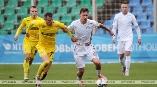 ФОТОФАКТ: "Динамо" обыграло футболистов "Шахтера" в матче 23-го тура чемпионата Беларуси ФОТОФАКТ: "Динамо" обыграло футболистов "Шахтера" в матче 23-го тура чемпионата Беларуси