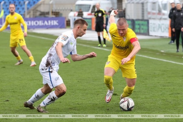 ФОТОФАКТ: "Динамо" обыграло футболистов "Шахтера" в матче 23-го тура чемпионата Беларуси ФОТОФАКТ: "Динамо" обыграло футболистов "Шахтера" в матче 23-го тура чемпионата Беларуси