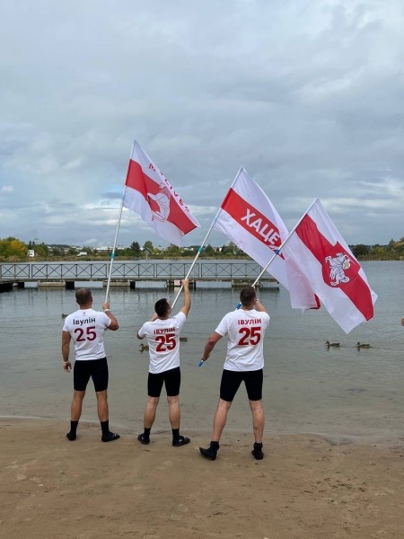 Беларусы па ўсім свете ўдарна правялі Дзень спартыўнай салідарнасці: падтрымалі Хамутоўскага, збіралі грошы палітвязням, Сныціна гуляла ў футбол Беларусы па ўсім свете ўдарна правялі Дзень спартыўнай салідарнасці: падтрымалі Хамутоўскага, збіралі грошы палітвязням, Сныціна гуляла ў футбол