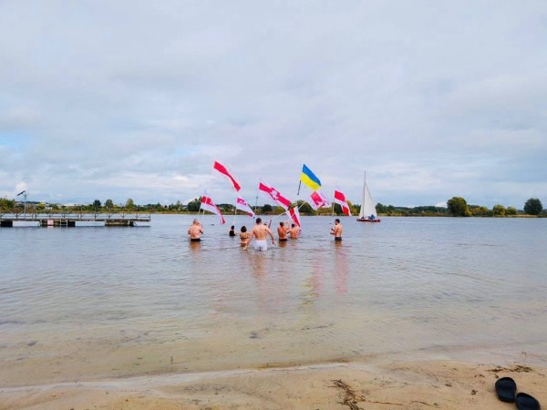 Беларусы па ўсім свете ўдарна правялі Дзень спартыўнай салідарнасці: падтрымалі Хамутоўскага, збіралі грошы палітвязням, Сныціна гуляла ў футбол Беларусы па ўсім свете ўдарна правялі Дзень спартыўнай салідарнасці: падтрымалі Хамутоўскага, збіралі грошы палітвязням, Сныціна гуляла ў футбол