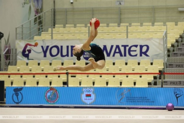 Василек, сакура, белый лотос, гортензия: в Минске стартовал международный турнир по художественной гимнастике