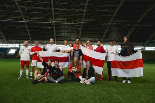 Беларусы па ўсім свете ўдарна правялі Дзень спартыўнай салідарнасці: падтрымалі Хамутоўскага, збіралі грошы палітвязням, Сныціна гуляла ў футбол Беларусы па ўсім свете ўдарна правялі Дзень спартыўнай салідарнасці: падтрымалі Хамутоўскага, збіралі грошы палітвязням, Сныціна гуляла ў футбол