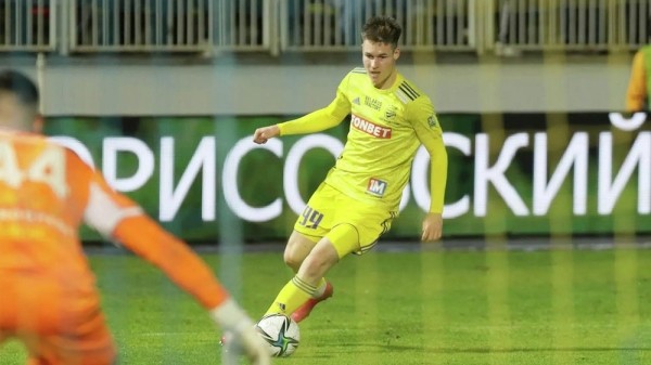 Футбол.  17-летний форвард БАТЭ Артем Шуманский забил супергол брестскому "Динамо", "парашютом" перебросив вратаря
  