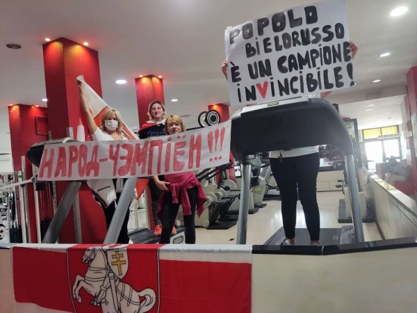 Беларусы па ўсім свете ўдарна правялі Дзень спартыўнай салідарнасці: падтрымалі Хамутоўскага, збіралі грошы палітвязням, Сныціна гуляла ў футбол Беларусы па ўсім свете ўдарна правялі Дзень спартыўнай салідарнасці: падтрымалі Хамутоўскага, збіралі грошы палітвязням, Сныціна гуляла ў футбол