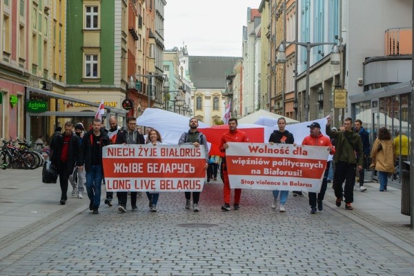 Беларусы па ўсім свете ўдарна правялі Дзень спартыўнай салідарнасці: падтрымалі Хамутоўскага, збіралі грошы палітвязням, Сныціна гуляла ў футбол Беларусы па ўсім свете ўдарна правялі Дзень спартыўнай салідарнасці: падтрымалі Хамутоўскага, збіралі грошы палітвязням, Сныціна гуляла ў футбол