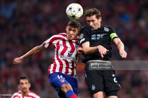 Футбол.  Лига чемпионов. Победа над "Аяксом" принесла "Наполи" досрочный выход в плей-офф, "Атлетико" сыграл вничью с "Брюгге"
 