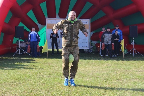 Недосекову приготовиться! В Гродненской области устроили свою Олимпиаду: бегали с лопатой, прыгали с капустой между ног и кидали картошкой в ведра Недосекову приготовиться! В Гродненской области устроили свою Олимпиаду: бегали с лопатой, прыгали с капустой между ног и кидали картошкой в ведра