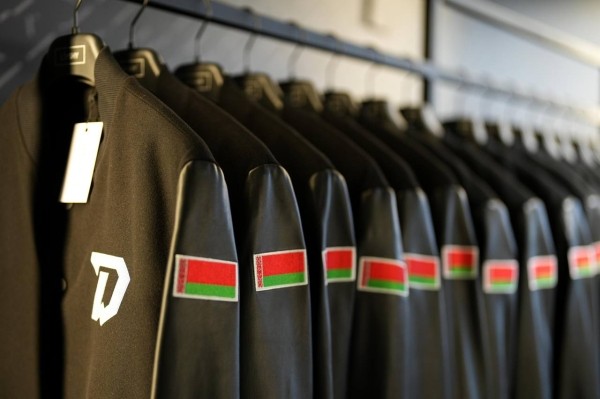 Глеб опять всплыл в компании людоедов: вместе с Басковым заценил барахло от Лукашенко, но, похоже, не очень хотел попадать на фото