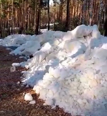 Биатлон.  На "Жемчужине  Сибири" в Тюмени, куда прибыла сборная Беларуси, укладывают снежный круг при температуре +7 С
&nbsp;