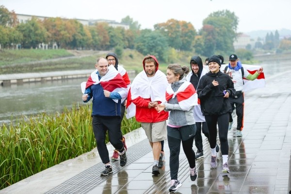 Беларусы па ўсім свете ўдарна правялі Дзень спартыўнай салідарнасці: падтрымалі Хамутоўскага, збіралі грошы палітвязням, Сныціна гуляла ў футбол Беларусы па ўсім свете ўдарна правялі Дзень спартыўнай салідарнасці: падтрымалі Хамутоўскага, збіралі грошы палітвязням, Сныціна гуляла ў футбол