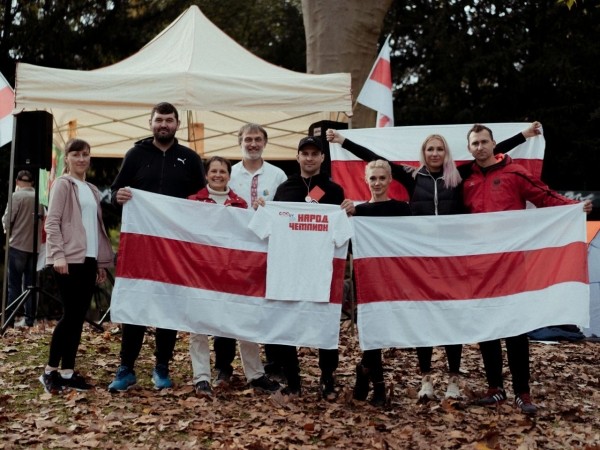 Беларусы па ўсім свете ўдарна правялі Дзень спартыўнай салідарнасці: падтрымалі Хамутоўскага, збіралі грошы палітвязням, Сныціна гуляла ў футбол Беларусы па ўсім свете ўдарна правялі Дзень спартыўнай салідарнасці: падтрымалі Хамутоўскага, збіралі грошы палітвязням, Сныціна гуляла ў футбол