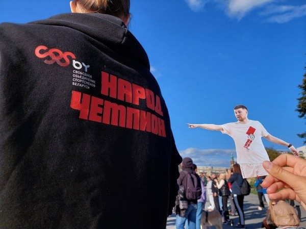 Беларусы па ўсім свете ўдарна правялі Дзень спартыўнай салідарнасці: падтрымалі Хамутоўскага, збіралі грошы палітвязням, Сныціна гуляла ў футбол Беларусы па ўсім свете ўдарна правялі Дзень спартыўнай салідарнасці: падтрымалі Хамутоўскага, збіралі грошы палітвязням, Сныціна гуляла ў футбол