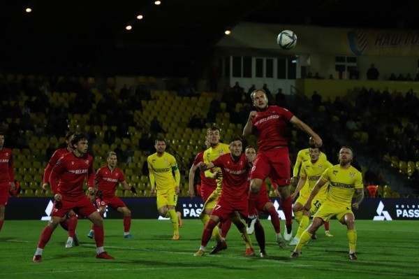 Футбол.  "Шахтер" одержал волевую победу над "Минском", забив два гола за две минуты
  