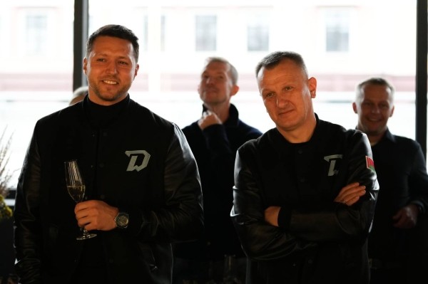 Глеб опять всплыл в компании людоедов: вместе с Басковым заценил барахло от Лукашенко, но, похоже, не очень хотел попадать на фото