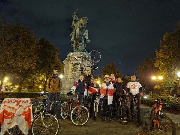 Беларусы па ўсім свете ўдарна правялі Дзень спартыўнай салідарнасці: падтрымалі Хамутоўскага, збіралі грошы палітвязням, Сныціна гуляла ў футбол Беларусы па ўсім свете ўдарна правялі Дзень спартыўнай салідарнасці: падтрымалі Хамутоўскага, збіралі грошы палітвязням, Сныціна гуляла ў футбол