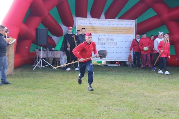 Недосекову приготовиться! В Гродненской области устроили свою Олимпиаду: бегали с лопатой, прыгали с капустой между ног и кидали картошкой в ведра Недосекову приготовиться! В Гродненской области устроили свою Олимпиаду: бегали с лопатой, прыгали с капустой между ног и кидали картошкой в ведра