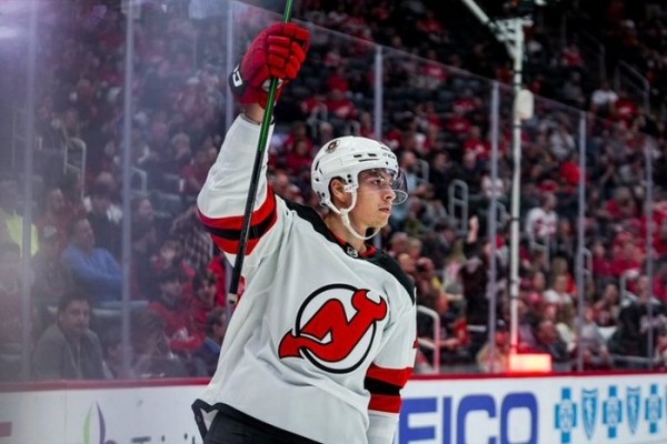 Хоккей.  НХЛ. "Нью-Джерси" победил в Детройте, Егор Шарангович продлил бомбардирскую серию
  