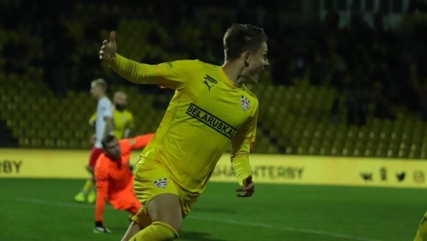 Футбол. "Шахтер" крупно обыграл "Арсенал", добыв вторую "сухую" победу подряд
Футбол. "Шахтер" крупно обыграл "Арсенал", добыв вторую "сухую" победу подряд