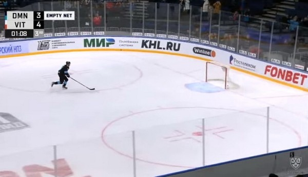 Хоккей.  Форвард минского "Динамо" Седрик Пакетт в конце матча с "Витязем" забросил шайбу в свои ворота
  