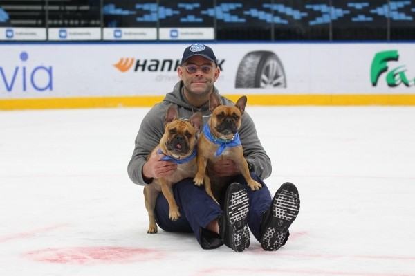 Хоккей.  Крэйг Вудкрофт: у меня две собаки, они приносят много радости. И они не кричат, что очень важно
 