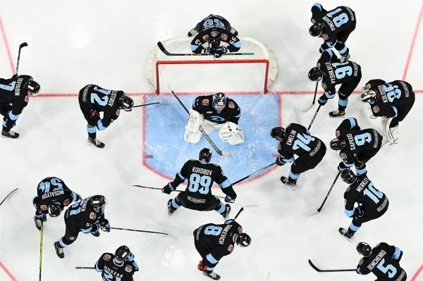 Хоккей.  КХЛ. Минское "Динамо" на почти заполненной "Минск-Арене" уступило СКА, пропустив пять шайб
 