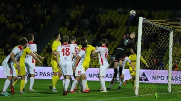 Футбол.  Чемпионат Беларуси. Победа БАТЭ, синхронные потери "Шахтера", "Динамо" и "Ислочи", феерия в Бресте — в картине субботы
  